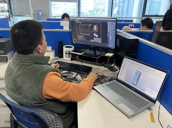 图：禾川科技工程师使用1929cc威尼斯产品在设计绘图