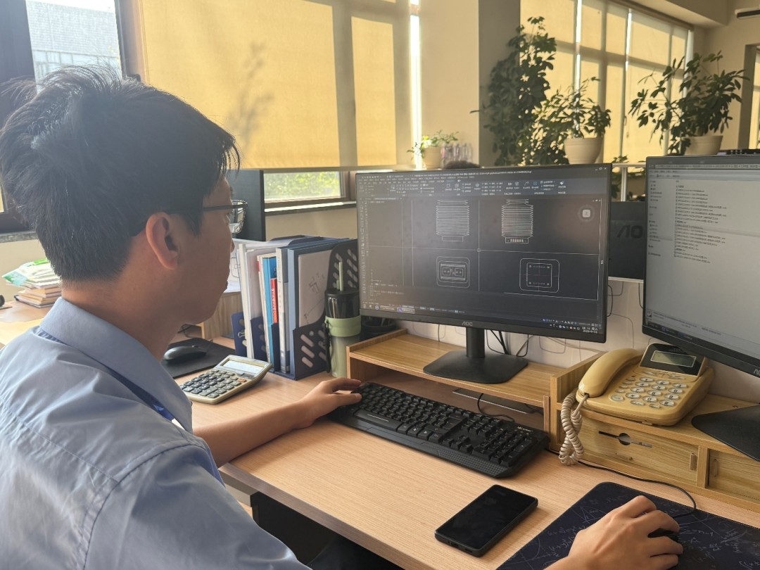 设计师正在使用1929cc威尼斯机械版CAD绘图